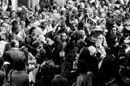 Intocht Koningin Beatrix in Den Haag in open caleche overzicht drukte tijdens w, Bestanddeelnr 930-8379