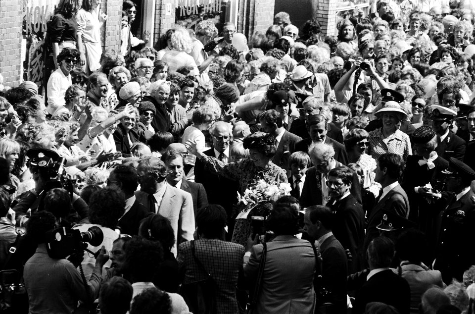 Intocht Koningin Beatrix in Den Haag in open caleche overzicht drukte tijdens w, Bestanddeelnr 930-8378