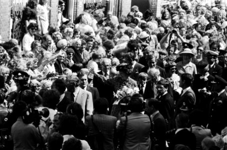 Intocht Koningin Beatrix in Den Haag in open caleche overzicht drukte tijdens w, Bestanddeelnr 930-8378