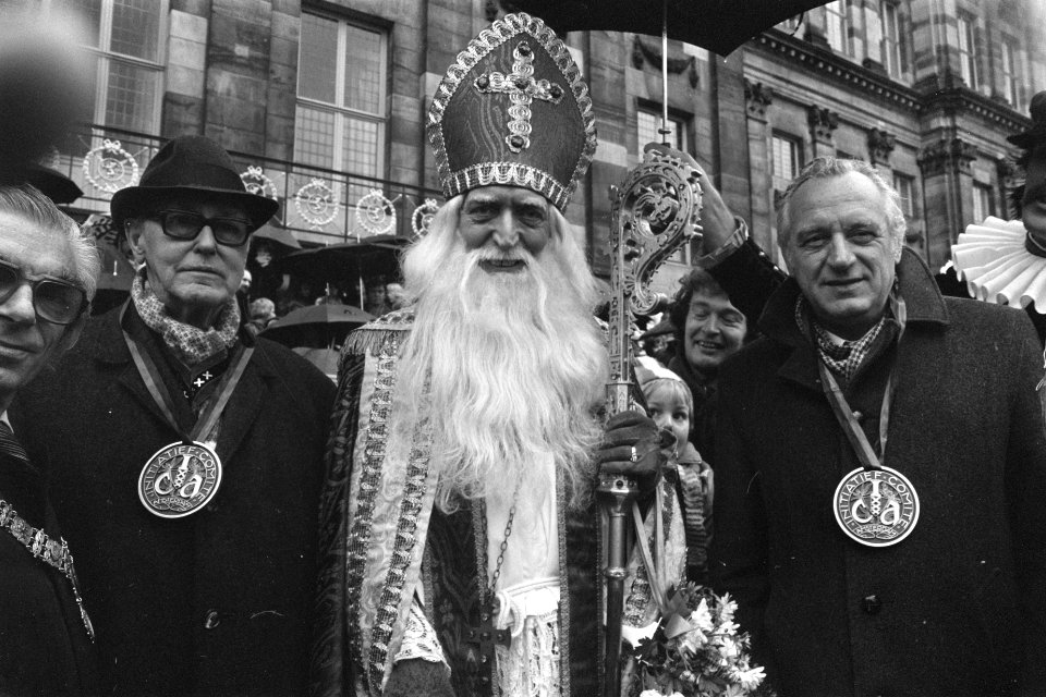 Intocht St Nicolaas in Amsterdam uitreiking ICA-penningen vlnr Gajetaan, S, Bestanddeelnr 929-4444
