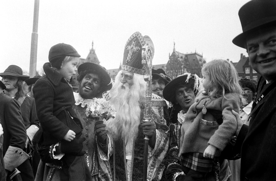 Intocht St Nicolaas in Amsterdam St Nicolaas na aankomst met kind op de arm, Bestanddeelnr 927-5871