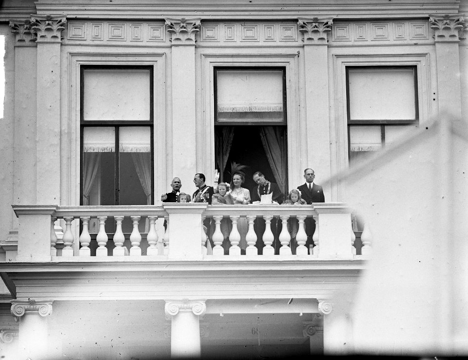 Intocht Koningin Juliana in Den Haag Koninlijke familie op balkon, Bestanddeelnr 903-0079