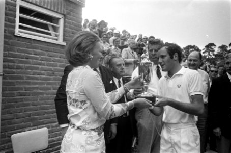 Internationaal tennistoernooi in Hilversum ( t Melkhuisje winnaar Tom Okker ontv, Bestanddeelnr 923-7231