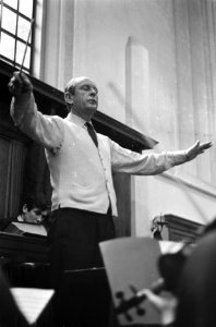Intocht Nederlands Studenten Orkest in Bergen dirigent Jan Brusse, Bestanddeelnr 921-9894