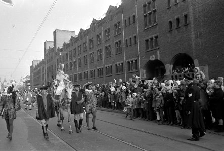 Intocht St. Nicolaas in Amsterdam de Sint met gevolg op Damrak, Bestanddeelnr 921-8633