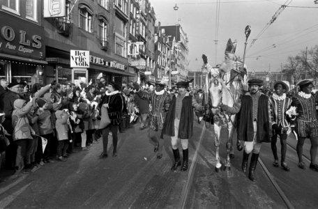 Intocht St. Nicolaas in Amsterdam de Sint met gevolg op Damrak, Bestanddeelnr 921-8629