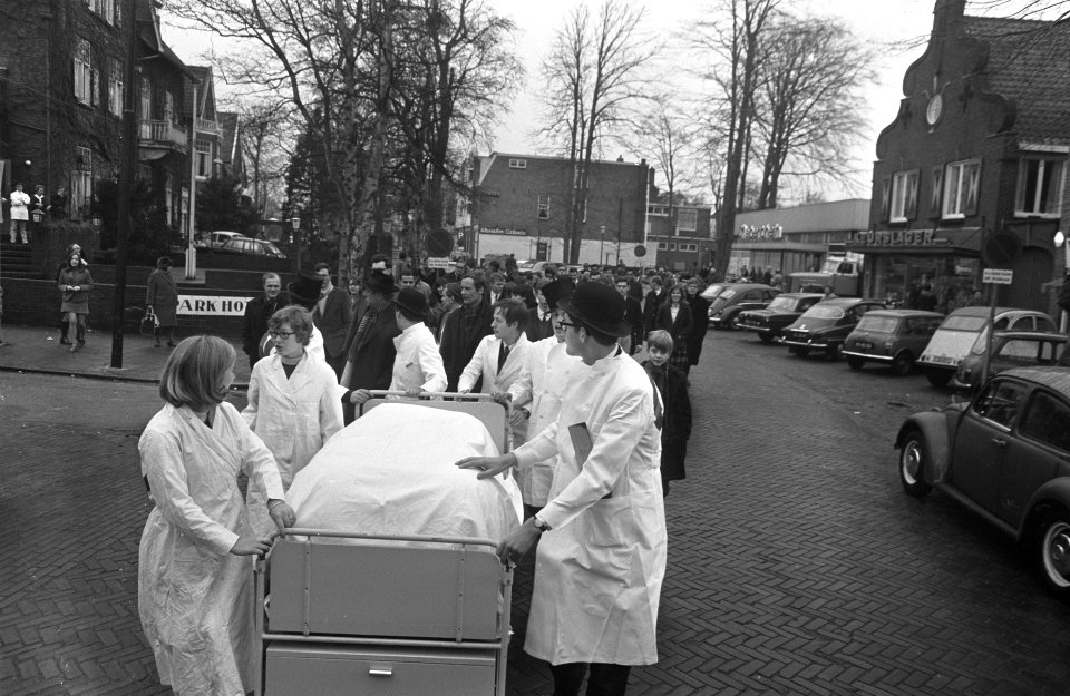 Intocht Nederlands Studenten Orkest in Bergen de student met ziekenhuisbed, Bestanddeelnr 921-9883