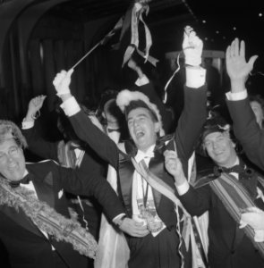 Intocht Prins Carnaval te Amsterdam, Prins Carnaval begroet bij zijn aanhangers, Bestanddeelnr 911-7640