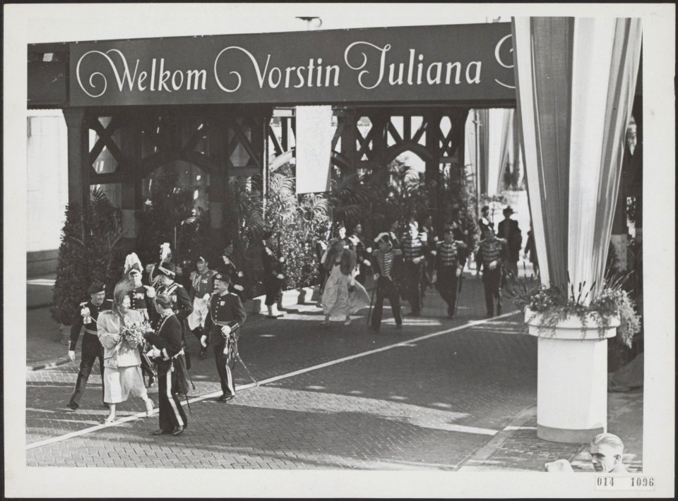 Intocht koningin Juliana in Den Haag. Door een erepoort gevormd door het viaduct, Bestanddeelnr 014-1096