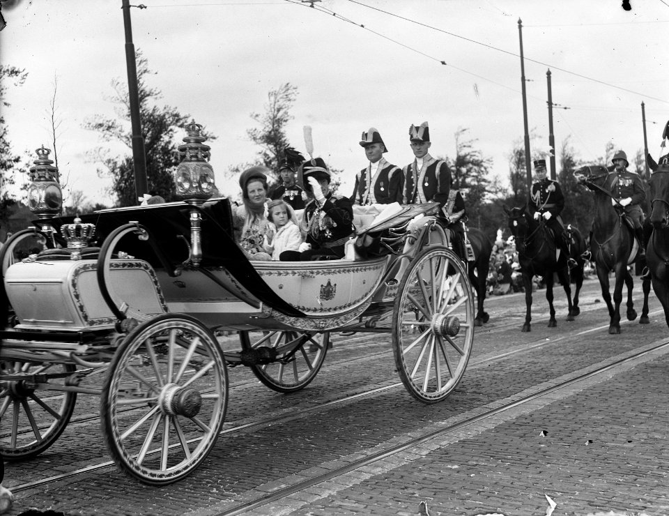 Intocht Koningin Juliana in Den Haag Koninklijke Familie in caliche, Bestanddeelnr 903-0071