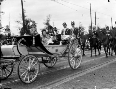 Intocht Koningin Juliana in Den Haag Koninklijke Familie in caliche, Bestanddeelnr 903-0071