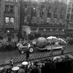 Intocht Sint Nicolaas in Amsterdam Praalwagen van de Bijenkorf, Bestanddeelnr 909-1210
