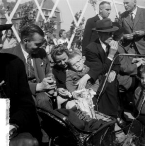 Intocht Koningin Juliana in Den Haag Baby in kinderwagen, Bestanddeelnr 903-0094