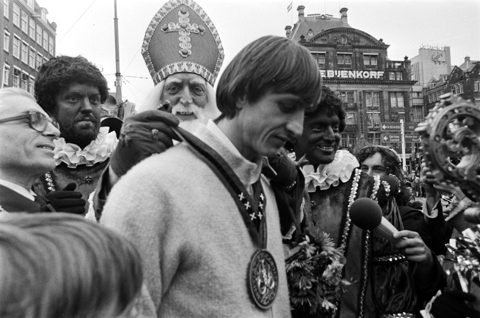 Intocht Sinterklaas in Amsterdam Sinterklaas hangt Cruyf de erepenning om, Bestanddeelnr 930-0033