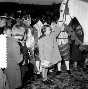 Intocht Sinterklaas in Amsterdam. Prinses Margriet aait het paard van Sinterklaas, Bestanddeelnr 906-1212