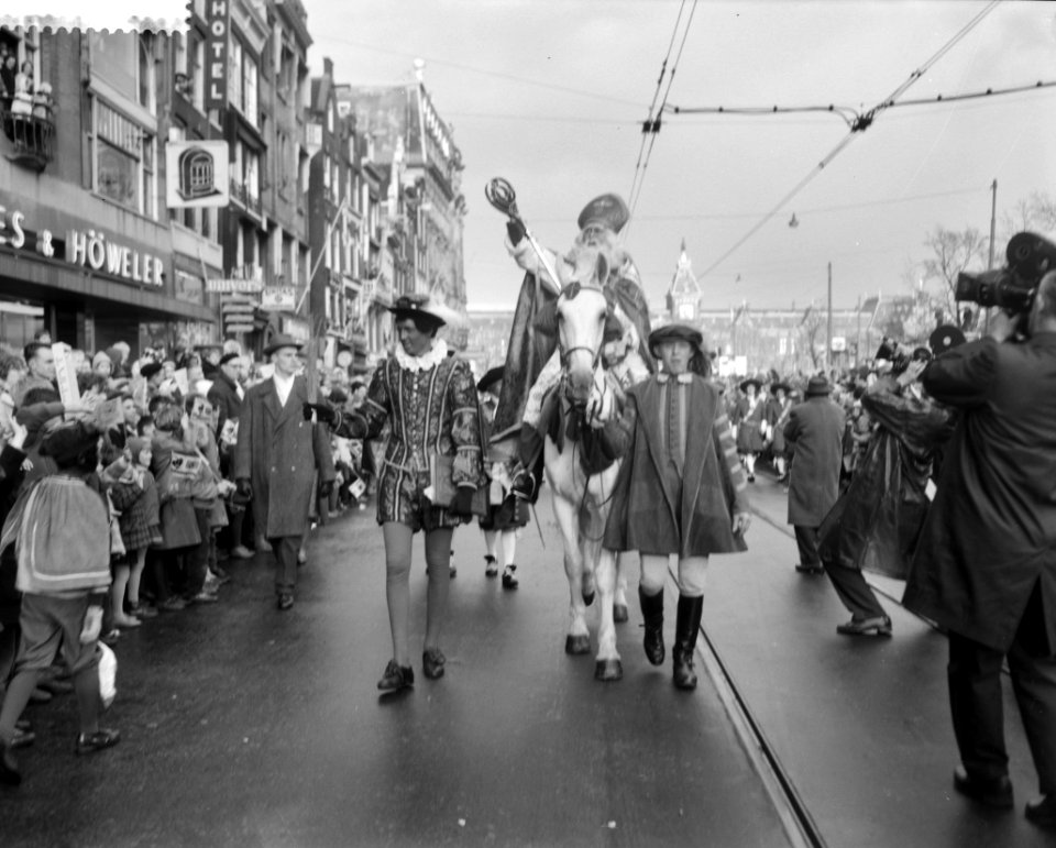 Intocht St Nicolaas te Amsterdam, St Nicolaas tijde intocht op het Damrak, Bestanddeelnr 911-7971