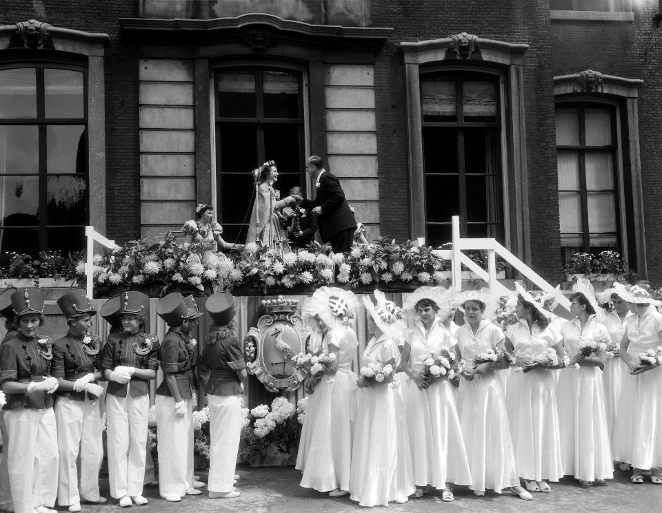 Intocht en kroning Haagse bloemenkoningin, stewardes Gusta van de Leuv (KLM), Bestanddeelnr 906-6549