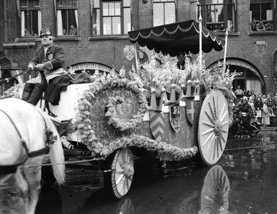 Intocht Haagse Bloemenkoningin, Corry van der Kamp, Bestanddeelnr 907-2719
