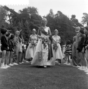 Intocht heidekoningin Marran de Koning te Ede, Bestanddeelnr 908-8740