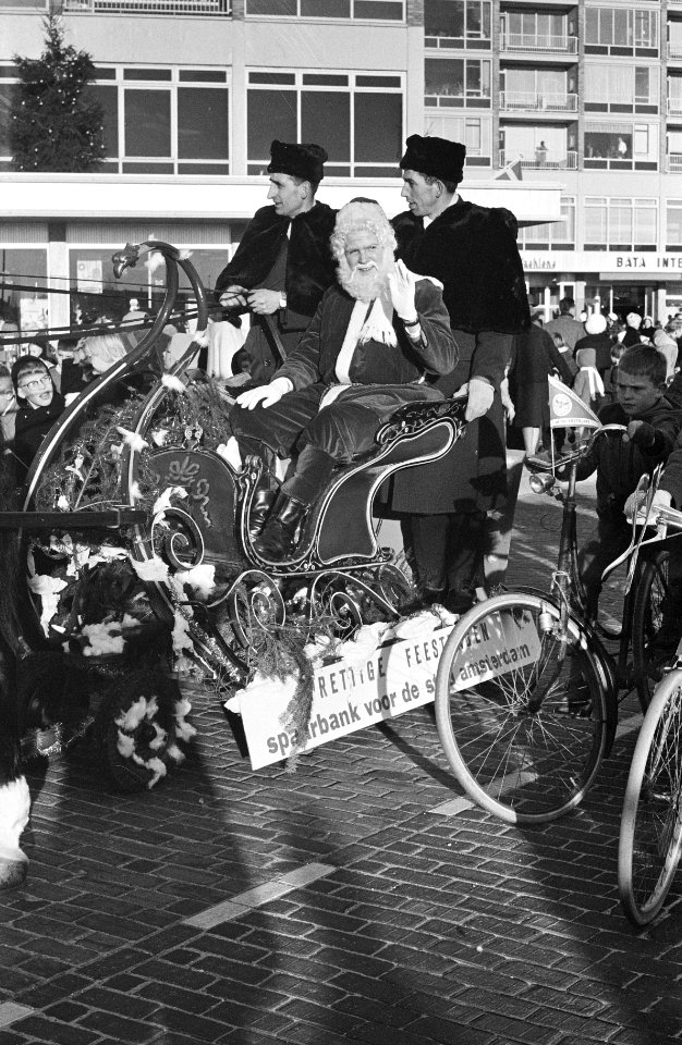 Intocht kerstman in Amstelveen De kerstman op een arreslee, Bestanddeelnr 913-2983