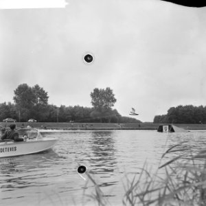 Internationaal waterskiwedstrijd op de Bosbaan, Jeanette S. Wood tijdens sprong, Bestanddeelnr 918-0935