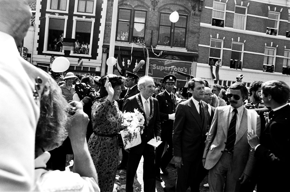 Intocht Koningin Beatrix in Den Haag in open caleche overzicht drukte tijdens w, Bestanddeelnr 930-8381