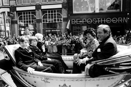 Intocht Koningin Beatrix in Den Haag in open caleche v.l.n.r. Constantijn, Joha, Bestanddeelnr 930-8375