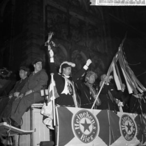 Intocht Prins Carnaval te Amsterdam, Prins Carnaval begroet bij zijn aanhangers, Bestanddeelnr 911-7637