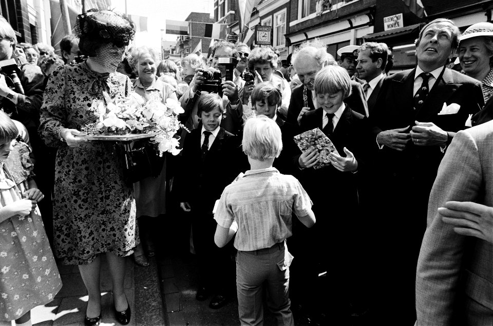 Intocht Koningin Beatrix in Den Haag in open caleche overzicht drukte tijdens w, Bestanddeelnr 930-8380
