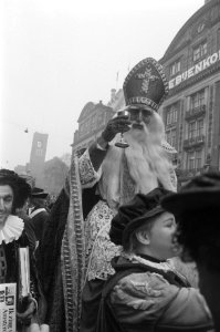 Intocht St Nicolaas in Amsterdam St Nicolaas met glas wijn, Bestanddeelnr 928-2713