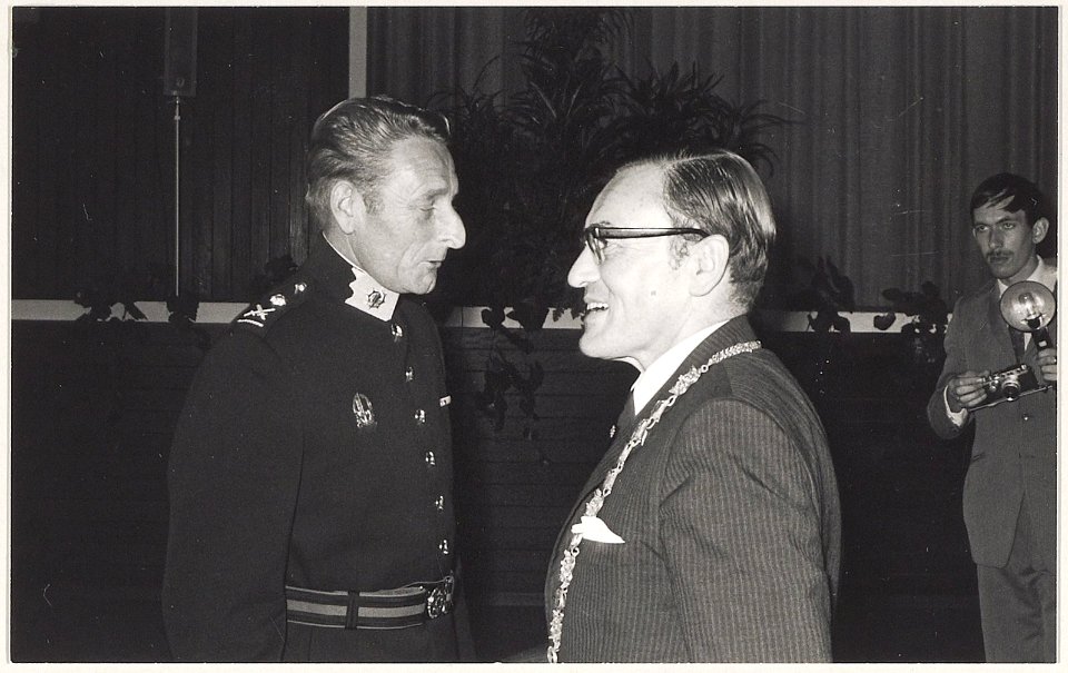 Installatie van Hoofdcommissaris A. Molenaar. A. Molenaar en burgemeester de Gou, NL-HlmNHA 54012205 01