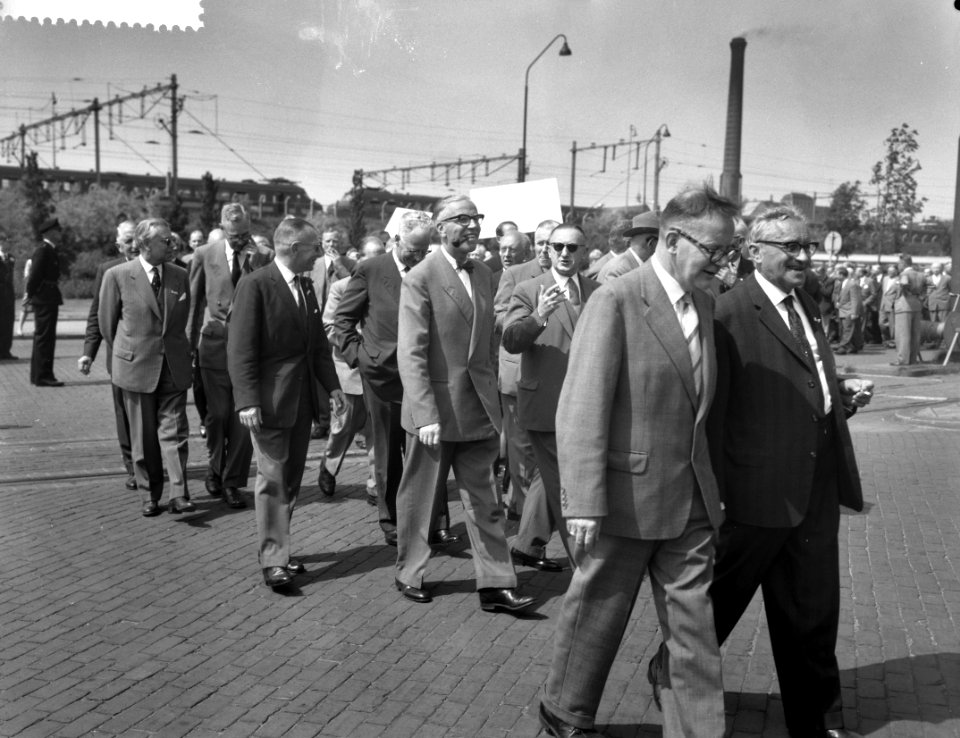 Intocht reunisten in verband met lustrum te Leiden, Minister Beerman, Bestanddeelnr 911-3448