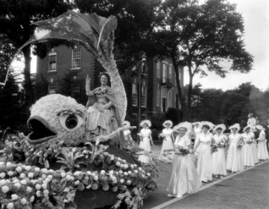 Intocht en kroning Haagse bloemenkoningin, stewardes Gusta van de Leuv (KLM), Bestanddeelnr 906-6553