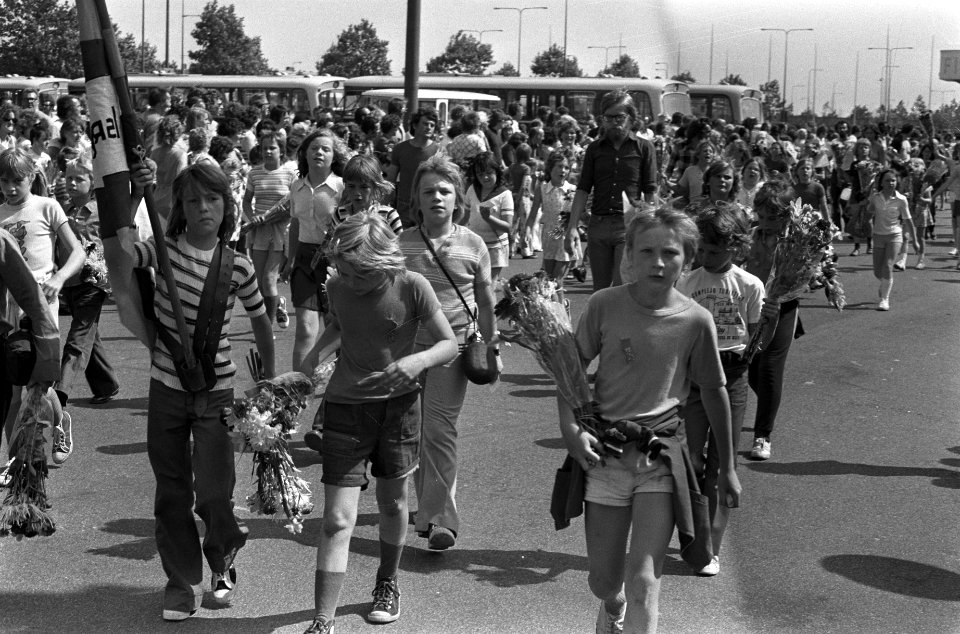 Intocht avondvierdaagse van Amsterdam bij RAI, Bestanddeelnr 926-5023