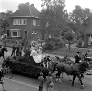 Intocht heidekoningin Marran de Koning te Ede, Bestanddeelnr 908-8733