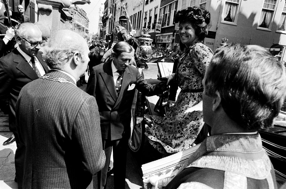 Intocht Koningin Beatrix in Den Haag in open caleche Koninklijke familie in ope, Bestanddeelnr 930-8387