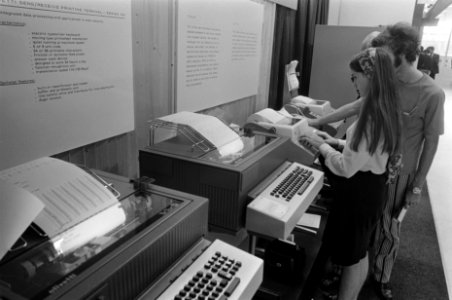 Internationaal Computercongres in RAI, Amsterdam congresdeelnemers bezig met te, Bestanddeelnr 923-7789