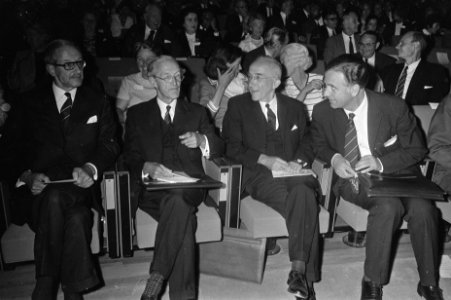 Intern. Juristen Congres in Congresgebouw Den Haag prof. mr. M. Bos, hoogleraa, Bestanddeelnr 923-7740