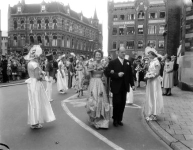 Intocht en kroning Haagse bloemenkoningin, stewardes Gusta van de Leuv (KLM), Bestanddeelnr 906-6555