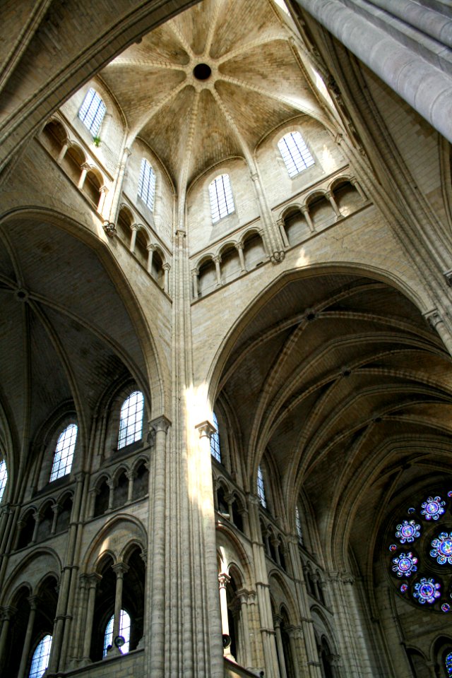 Internal detail of the Laon cathedral 2007-05-06-01