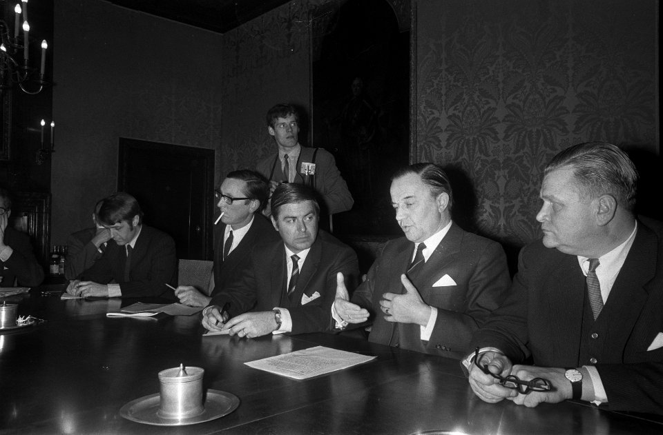 Intern Beraad van regering over benoeming tot gouverneur Nederlandse Antillen dr, Bestanddeelnr 923-2363