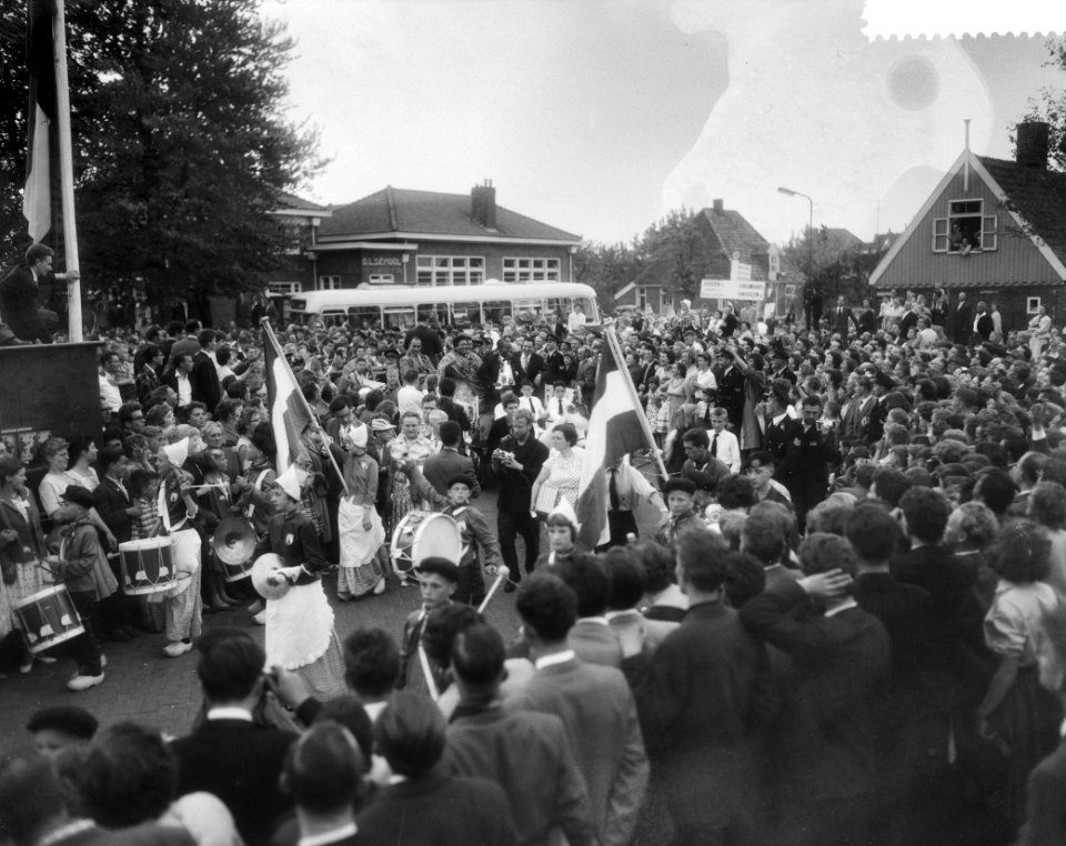 Intocht van Louis Armstrong in Blokker i.v.m. de muziekfestival, Bestanddeelnr 910-3581