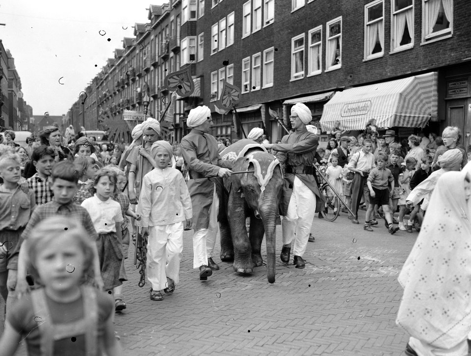 Intocht olifantje Murugan in Spaarndammerbuurt, Bestanddeelnr 907-1678