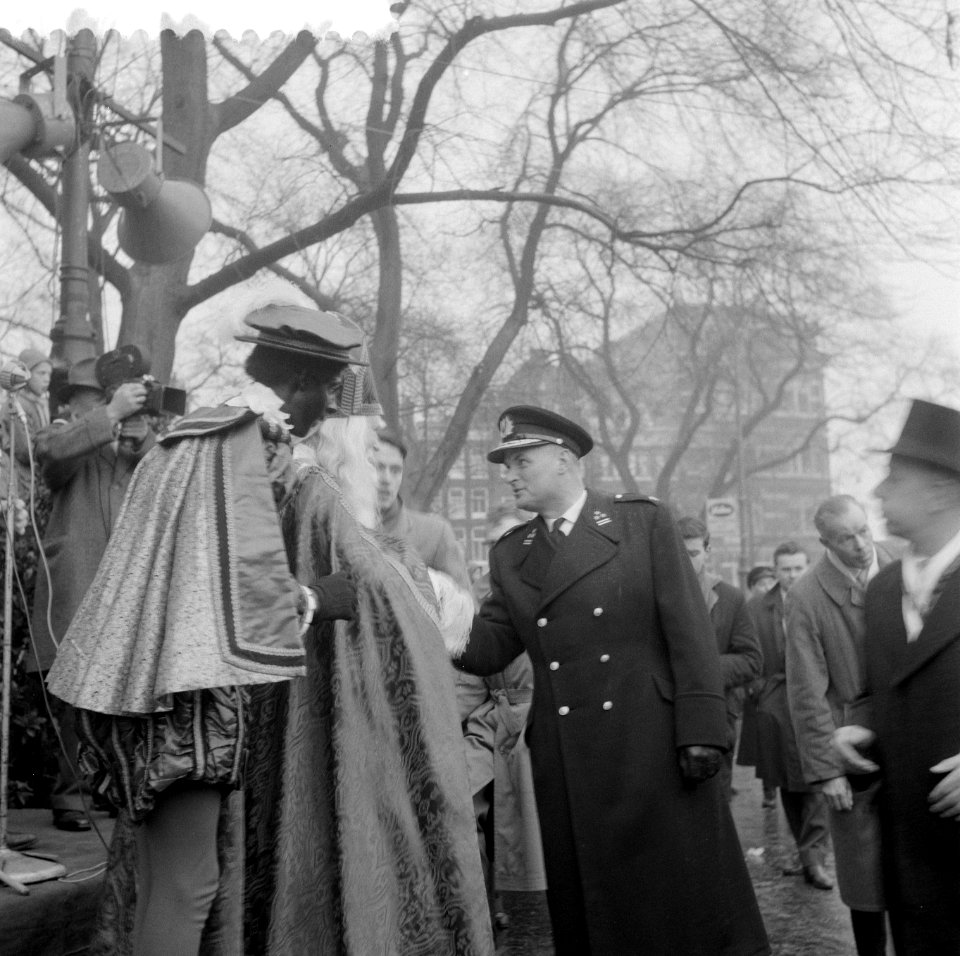 Intocht Sint Nicolaas in Amsterfdam Hoofdcommissaris H J van der Molen met Si, Bestanddeelnr 909-1209