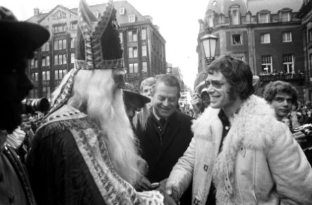Intocht St Nicolaas in Amsterdam Jan Jongbloed (r) krijgt ICA-penning van St , Bestanddeelnr 927-5870