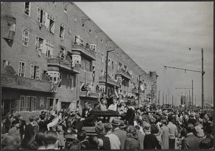 Intocht van de Canadezen aan de Amstellaan (nu Vrijheidslaan genoemd), Bestanddeelnr 512 090