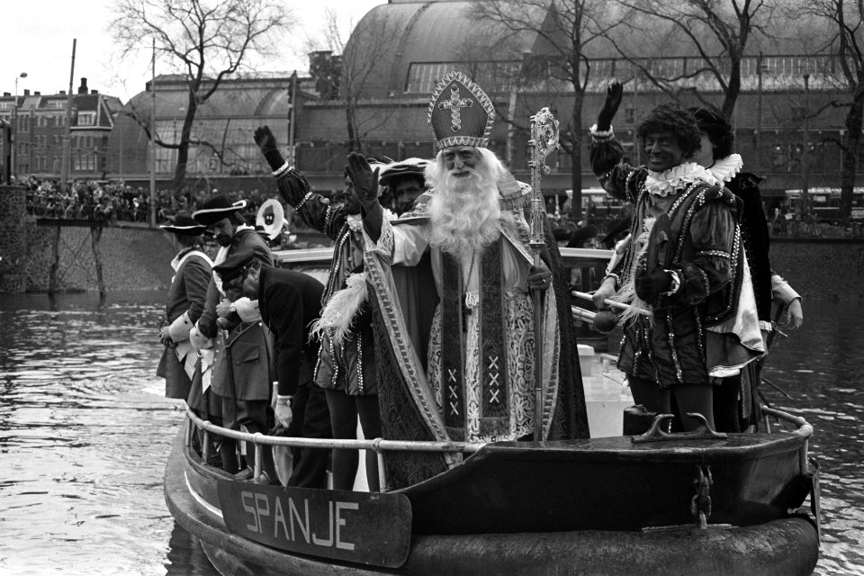 Intocht St Nicolaas in Amsterdam aankomst Sinterklaas in boot, Bestanddeelnr 929-4445