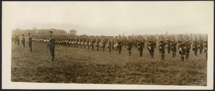 Inspection of the Guards by H.R.H. the Duke of Connaught. The massed drums & pip, Bestanddeelnr 158-1808