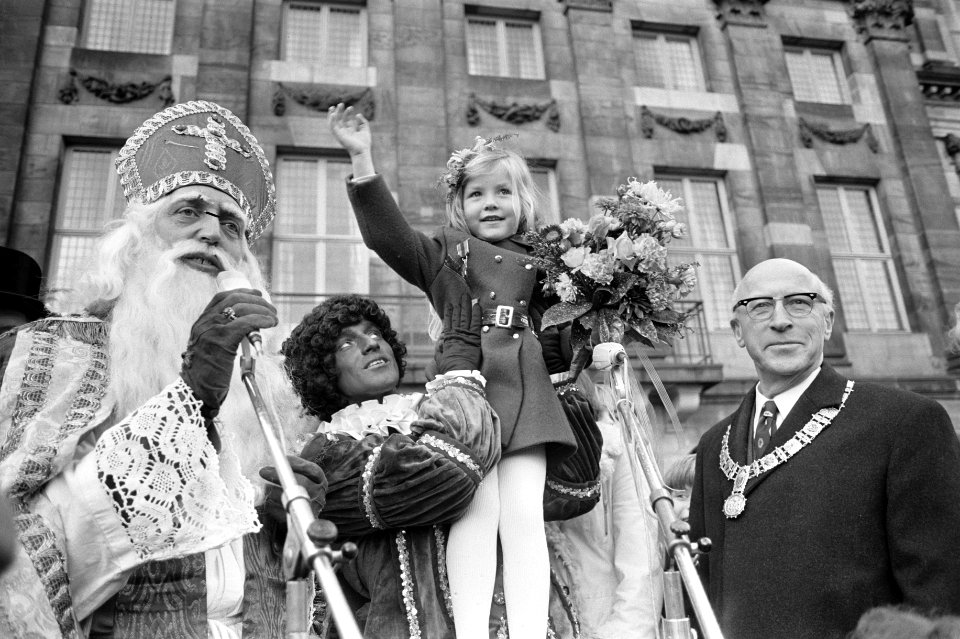 Intocht St Nicolaas in Amsterdam, St Nicolaas met Burgemeester Samkalden en Fl, Bestanddeelnr 926-0326