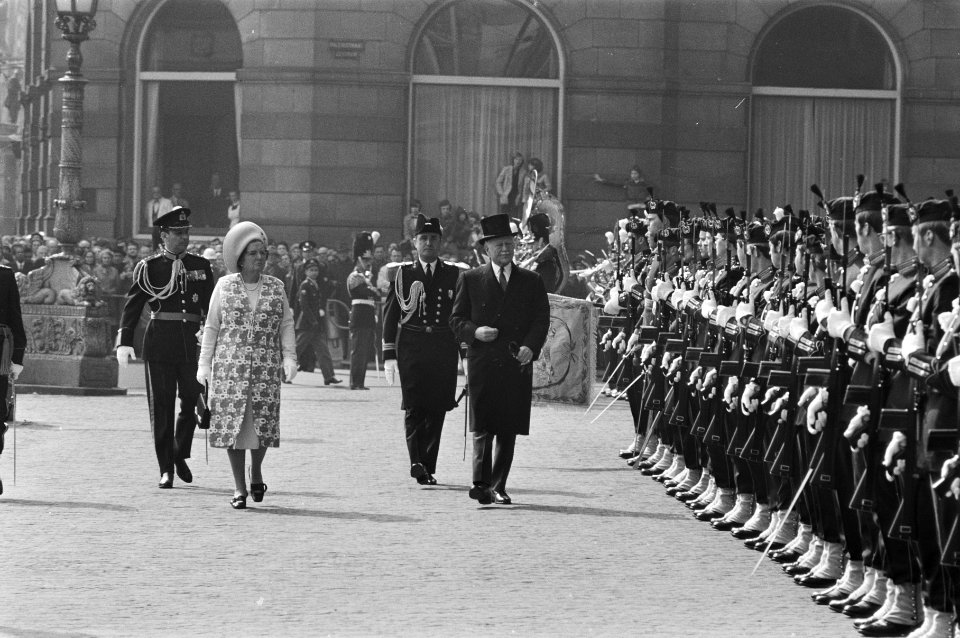Inspectie van de erewacht op de Dam door gouverneur-generaal Michener, Bestanddeelnr 924-4511